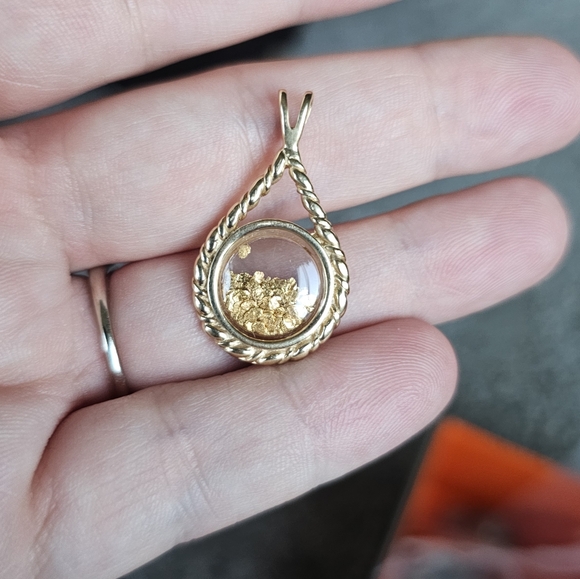 14k gold pendant with high karat gold inside. Back stamped 14k. More info in pic